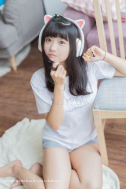 对面的女孩看过来